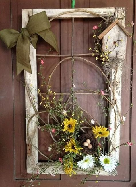 Julkransar Diy, Takken Decor, Old Window Decor, Window Frame Decor, Spring Wreath Ideas, Old Window Ideas, Old Window Projects, Old Window Frame, Window Crafts