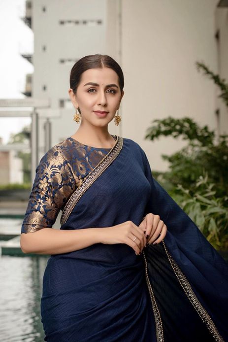 Nikki Galrani's festive look in Navy Blue saree is perfect for your best friend's engagement Plain Sarees, Brocade Blouse Designs, Navy Blue Saree, Blue Blouse Designs, Blue Silk Saree, Indian Sari Dress, Brocade Blouse, Sari Blouse Designs, Saree Designs Party Wear