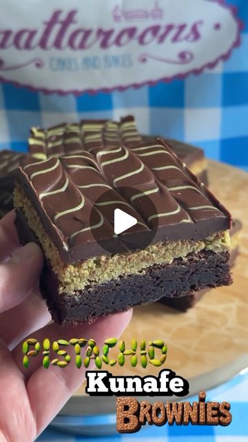 Mattaroons on Instagram: "Everyones gone crazy trying to make that viral Dubai Chocolate Bar, well I’ve done one better, I’ve turned it into a insane Brownie 😍 The texture & taste combo on this is crazy, rich fudgy chocolate brownie, crunchy pistschio kunafa, topped with silky chocolate pistschio ganche 🤯 You thought the chocolate bar was good, wait till you try this 😋  Made with @blackmilkcereal @morphyrichardsuk @masoncashuk @ninjakitchenuk @whitworths_sugar @suntat_food @callebautchocolate @cotswoldflour @procookuk  #viraldubaichocolate #kanafeh  #kunefe #konafa #kadayif #kataifi #knafe #kunafe #pistachio #kadaif #Brownie #brownies #kunafa #knafeh #dubaichocolatebar" Pistachio Kunafa Brownies, Dubai Chocolate Brownies, Dubai Sweets, Dubai Chocolate, Mini Brownies, Blondie Brownies, Crazy Rich, Cake Bars, Chocolate Brownies