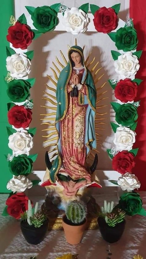 Virgin Mary Altar Decoration, Altar Para La Virgen Ideas En Casa, Altar Para La Virgen Ideas, Home Altar Catholic, Dia De Los Muertos Decorations Ideas, Church Altar Decorations, Virgin Mary Art, Mexican Culture Art, Church Altar