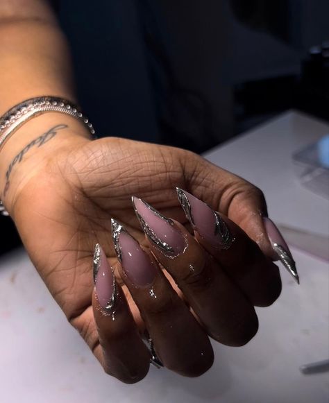 Oval Bling Nails, New Year Nails Stilleto, Birthday Nails Stiletto Short, Baddie Nails Instagram Short, Short Stilleto Nails Design, Long Oval Nails Acrylics, Almond Stiletto Nails Design, Stiletto Nails Designs Short, Stiletto Nails Medium