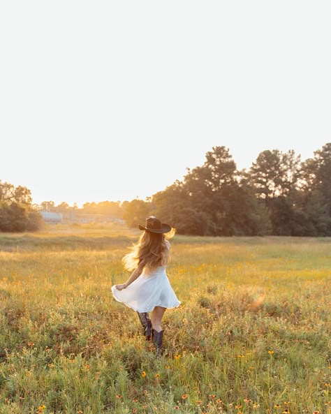 Golden hour moment🌞🧺🌾🤎 #houston #houstonphotographer #tomball #woodlands #texas #texasphotographer #texasphotography #houstontx #houstonphotographystudio #houstonphoto #seniorsunday #senior #seniorpictures #seniorportraits #seniorszn #seniorphotos #photography #photographer #goldenhour #goldenhourphotography #cowgirlphotoshoot Farm Girl Photoshoots, Country Inspired Photoshoot, Pasture Senior Pictures, Country Themed Senior Pictures, Cowgirl Field Photoshoot, Western Field Photoshoot, Country Field Photoshoot, Country Photoshoot Outfits, Senior Picture Ideas Sunflower Field