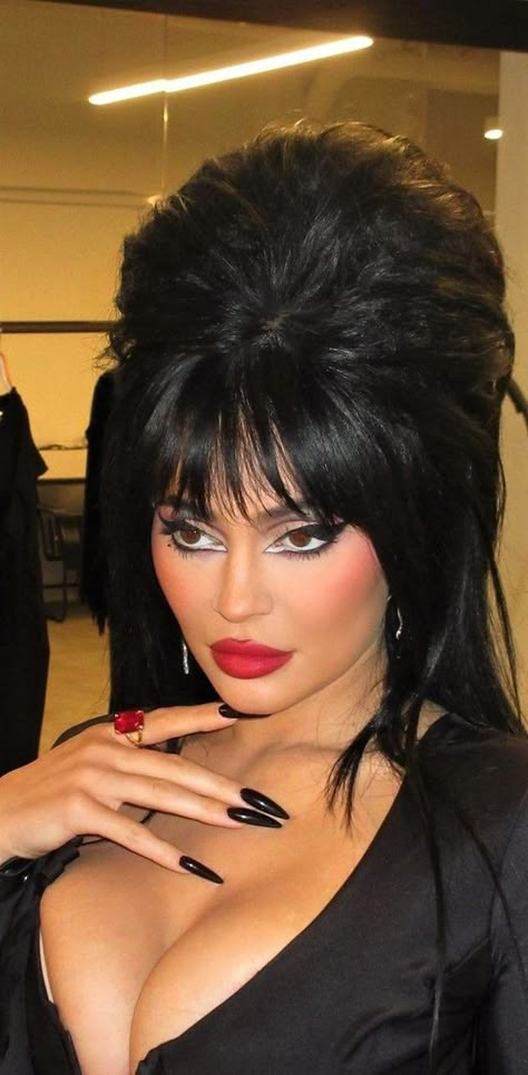 Kylie Jenner’s Latest Halloween Costume Included the Deepest Plunging Neckline and a Sky-High Hairdo Elvira Makeup, Black Hair Halloween Costumes, Elvira Costume, Goth Halloween Costume, Dark Costumes, Cassandra Peterson, Elvira Mistress Of The Dark, Celebrity Style Icons, Hallowen Costume