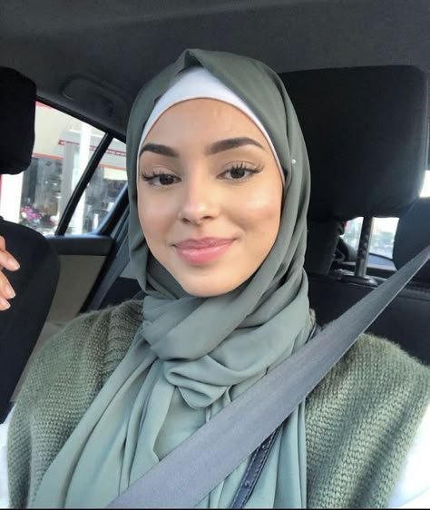 Style Hijab Simple, Bombshell Makeup, Hijab Teen, Estilo Hijab, Stile Hijab, Girls Hijab, Head Scarf Styles, Arabian Beauty Women, Hijabi Fashion Casual