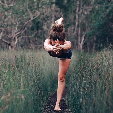 Nature yoga! Yoga Photography Outdoor, Yoga Foto's, Hata Yoga, Photo Yoga, Frases Yoga, Yoga Pics, Yoga Shoot, Yoga Poses Photography, Nature Yoga