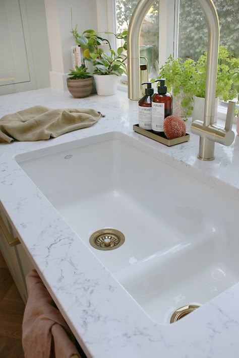 Kitchen Sink Ideas, Cast Iron Sink, Architecture Renovation, Best Kitchen Sinks, White Kitchen Sink, Kitchen Sink Design, Sink Ideas, Gold Kitchen, White Sink