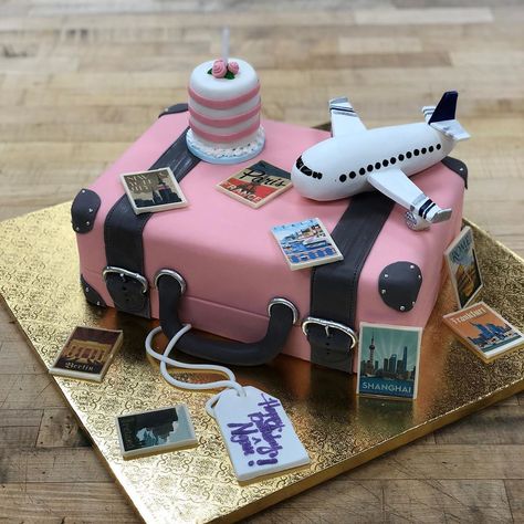 Cakes For Travellers, Suitcase Birthday Cake, Aviation Cake Ideas, Travel Cake Ideas, Cake Travel, Luggage Cake, Suitcase Pink, Travel Cakes, Suitcase Cake