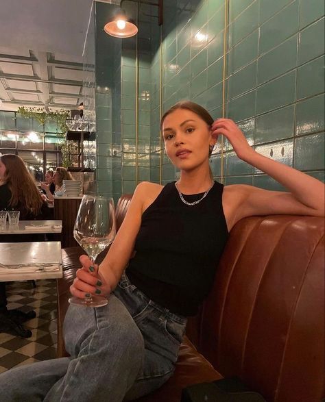 Fancy Restaurant Outfit Ideas, Outfit Ideas For Restaurant, Asthetic Picture Poses Ideas, Dinner Pose Ideas, Restaurant Instagram Pics, Dinner Instagram Pictures, Dinner Poses Instagram, Poses Restaurant, Restaurant Pose Ideas