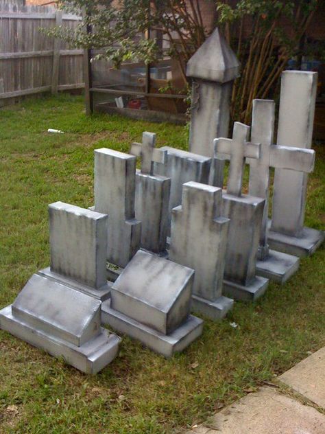 Fall Yard Decor, Haunted House Ideas, Halloween Outside, Casa Halloween, Halloween Props Diy, Halloween Graveyard, Halloween Tombstones, Adornos Halloween, Halloween Tattoo