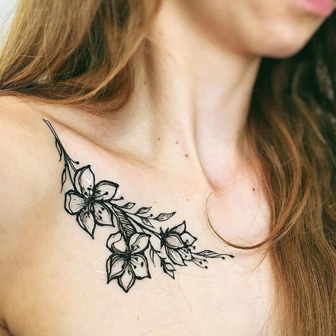 Chest Henna, Henna Chest, Henna Tattoo Back, Shoulder Henna, Belly Henna, Tattoo Design For Hand, Henna Inspired Tattoos, Tattoo Fashion, Henna Tattoo Hand