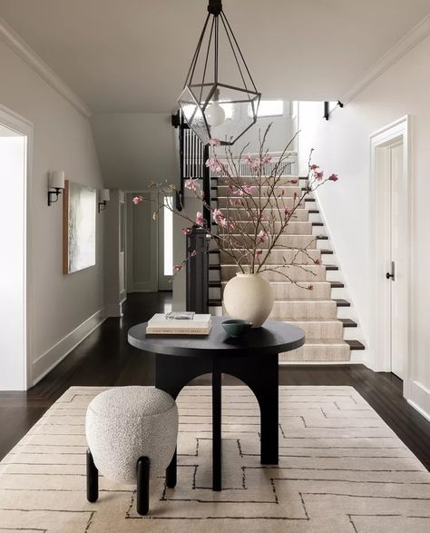 55 Foyer Ideas to Make a Great First Impression on Your Guests Kylee Shintaffer, Old Craftsman Style Homes, Dreamy Interior, Disc Interiors, Luxe Home, Urban Electric, Lake Washington, Seattle Homes, Craftsman Style Home