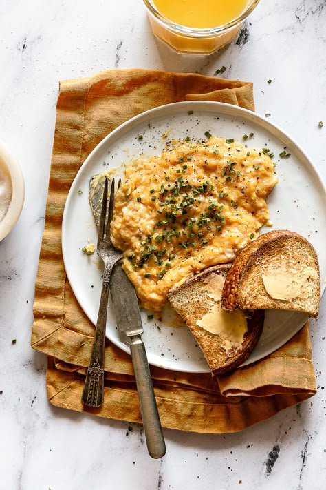 Slow Cooker Brisket, Grilled Artichoke, Fluffy Scrambled Eggs, Scrambled Eggs Recipe, Breakfast Photography, Cheesy Broccoli, Recipe For Breakfast, Breakfast Photo, Food Photography Ideas