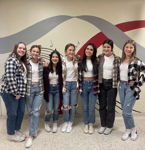 Matching group flannels+Spirt week+matchinggroup+groupoutfits+flannels+cutegroup+phot Flannel Day Spirit Week, Plaid Flannel Outfit, Christmas Spirit Week, Spirit Week Outfits, Breezeway Ideas, Week Outfits, Flannel Outfits, Group Ideas, Spirit Week