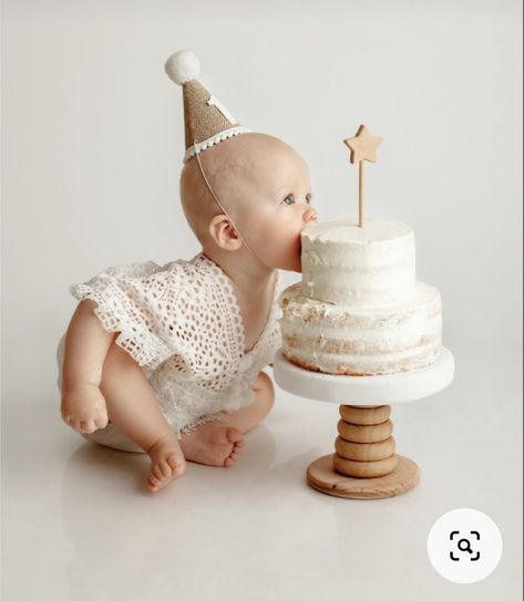 1st Birthday Family Photoshoot, Simple 1st Birthday Photoshoot, Simple First Birthday, Desain Merek, Cake Smash Pictures, Baby Birthday Photoshoot, Cake Photoshoot, Baby Cake Smash, 1st Birthday Pictures