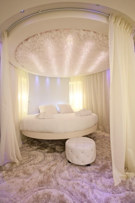 Seven Hotel Paris Bedroom Set Designs, Circle Bed, Hiasan Bilik Tidur, Luxury Bedroom Design, Round Beds, Girl Bedroom Designs, Girl Bedroom Decor, Room Ideas Bedroom, Dream Rooms