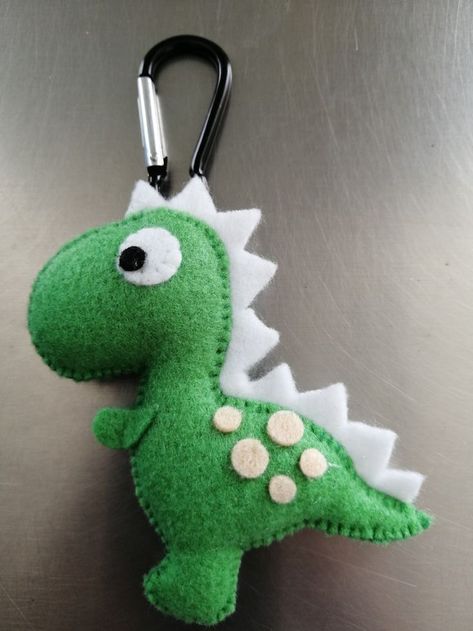 Felt Toys Diy, Felt Doll Patterns, Felt Keychain, Felt Toys Patterns, Felt Crafts Patterns, Felt Crafts Diy, Dinosaur Crafts, Sewing Stuffed Animals, Felt Embroidery