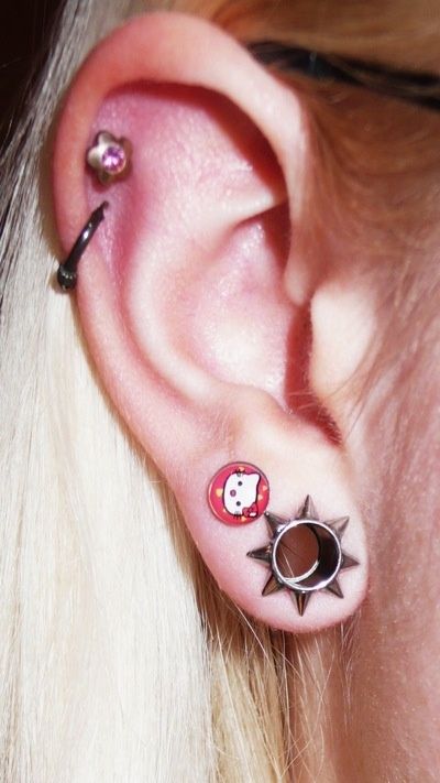 Stretched Lobes Aesthetic, Cute Ear Gauges, Peircings Women Idea, 6g Stretched Ears, Gauges And Ear Piercings, Stretched Ear Jewelry, Cool Gauges, Piercings With Gauges, Guaged Ears