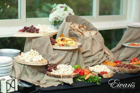 Fun Wedding Rehearsal Dinner Ideas to Prep you for Your Big Day Rehearsal Dinner Charcuterie, Rehearsal Dinner Dessert Ideas, Dinner Charcuterie, Rehearsal Dinner Food, Rehearsal Dinner Etiquette, Wedding Rehearsal Dinner Ideas, Creative Ideas To Make, Family Style Dinner, Rehearsal Dinner Ideas