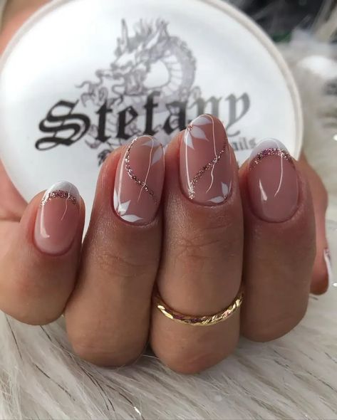 Are you looking for elegant wedding nails as the bride or bridesmaid? If so, you’ll love these classy neutral bridal nail designs for your big day! We love these subtle beige and white floral nails in particular. Elegant Wedding Nails, Bridal Nails Designs, Bridesmaids Nails, Subtle Nails, Fancy Nails Designs, Simple Gel Nails, Wedding Nails Design, Nail Art Wedding, White Nail