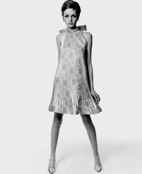 Twiggy is wearing Pierre Cardin Twiggy 60s Fashion, Moda Z Lat 70., Twiggy 60s, 60s Fashion Trends, Fashion History Timeline, 1969 Fashion, Twiggy Fashion, 60’s Fashion, Twiggy Dress