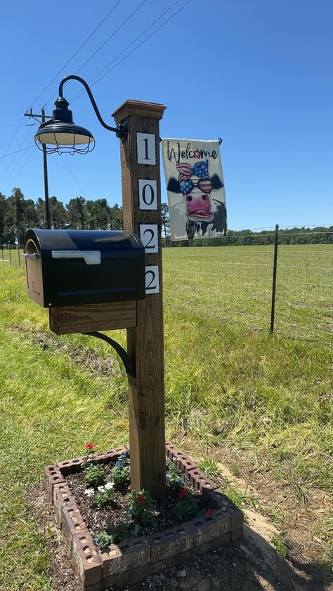 Cottage Mailbox Ideas, Farmhouse Mailbox Ideas, Country Mailbox Ideas, Country Mailbox, Rustic Mailboxes, Rural Mailbox, Mailbox Makeover, Mailbox Post, Nice Guys