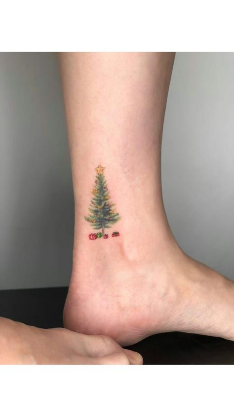 Christmas Tree Tattoo Ideas, December Tattoos Ideas, Christmas Henna, Christmas Tree Tattoo, Christmas Tattoo Ideas, Sis Tattoo, Christmas Tattoos, Pumpkin Tattoo, Christmas Tattoo