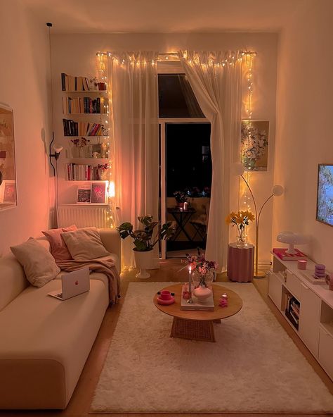 Living Room Ideas College House, Cozy Pink Living Room, Pink Aesthetic Living Room, Kawaii Apartment, Apartment Decor Girly, Studio Apartment Inspiration, Girly Living Room, Apartment Simple, Cute Living Room