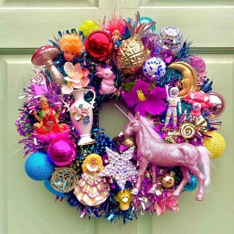 Colorful Wreaths Christmas, Kitsch Christmas Wreath, Colourful Christmas Wreath, Colourful Christmas Decor, Kitsch Christmas Diy, Kitschy Christmas Decor, Colorful Diy Decor, Maximalist Christmas Decor, Vintage Colorful Christmas