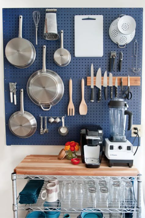 Kitchen Pegboard, Pegboard Kitchen, Organiser Cucina, Pegboard Ideas, Pegboard Storage, Kitchen Wall Storage, Small Kitchen Organization, Small Kitchen Storage, Diy Kitchen Storage