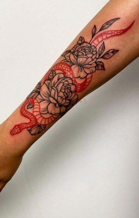 Feminine Sleeve Tattoo Ideas, Feminine Sleeve Tattoo, Creative Tattoos For Women, Feminine Sleeve, Around Arm Tattoo, Arm Sleeve Tattoos For Women, Cute Hand Tattoos, Pretty Hand Tattoos, Tattoos For Women Flowers