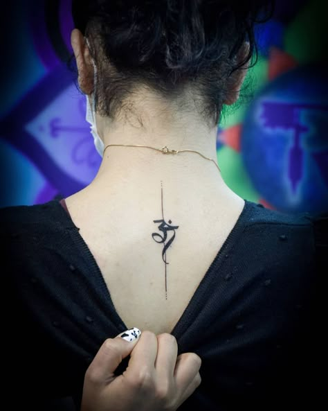 Tatoos Woman Back Neck, Tattoo On Back Neck For Women, Shiva Inspired Tattoos, Om Tattoo On Back Neck, Tattoo In Neck Women, Om Neck Tattoos Women, Om Neck Tattoo Men, Om Tatoos Design For Women, Om Tattoos For Women