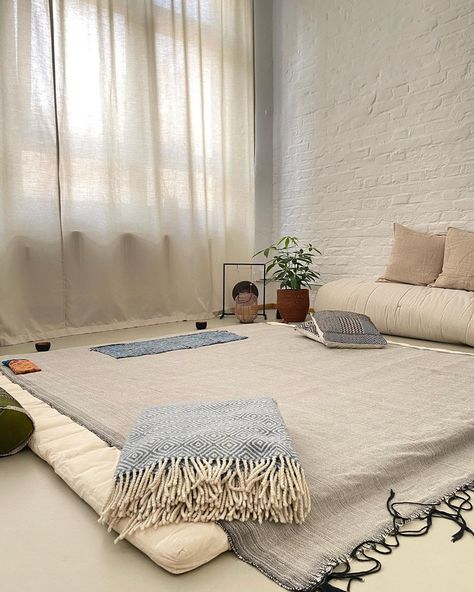 Shiatsu Studio Berlin | Shiatsu therapy is based on a spirit of kindness and compassion. It can help soothe: Back, neck and joint pain Sleep… | Instagram Yogi Apartment, Healing Spaces Interior, Art Therapy Room, Healing Room Decor, Art Therapy Studio, Healing Rooms, Sala Yoga, Period Pains, Therapy Space