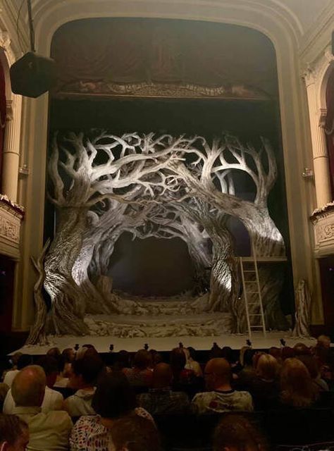 Forest Stage Design Theatre, Theatre Decorations Stage, Simple Set Design Theatre, Midsummer Nights Dream Set Design, Robert Wilson Scenography, Alice In Wonderland Set Design Theatres, Theatre Set Design Ideas, Theater Decor Stage Set Design, Light Parade Float Ideas