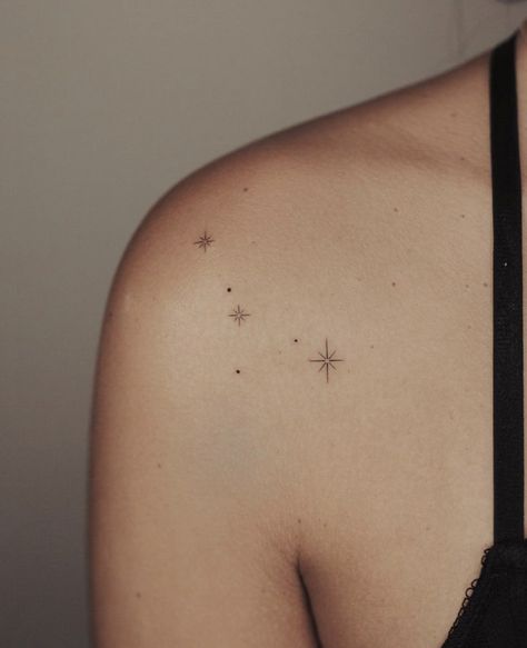 Small Stars On Shoulder Tattoo, Tatoos Shoulder Women, Sparkle Tattoo On Back, Sparkle Tattoo Ideas Shoulder, Sparkle On Shoulder Tattoo, Glow Up Tattoo, Tiny Stars Tattoo Shoulder, Tiny Tattoos Shoulder, Star Back Tattoos For Women