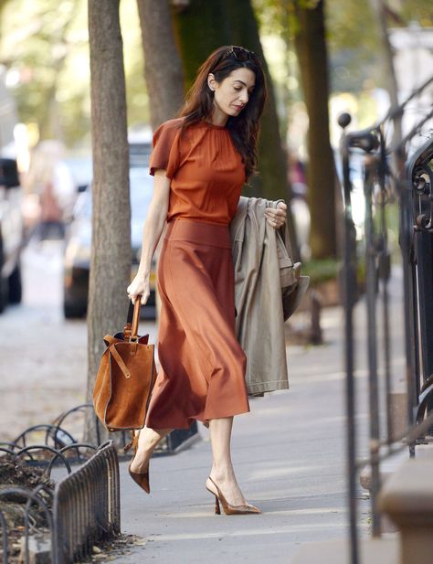 Amal Clooney and Katie Holmes are both fans of burnt orange outfits for fall, proving it's the color trend of the season. Amal Clooney Outfits, Orange Outfit Ideas, Amal Clooney Style, Trench Coat Fall, Orange Outfits, Business Dress Women, Monochromatic Outfit, Burnt Orange Dress, Orange Outfit