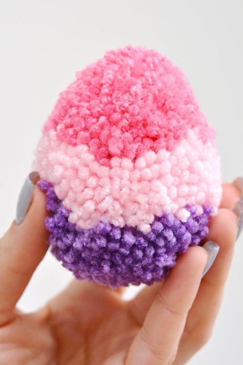 Mini Pom Pom Crafts, Pompom Crafts For Kids, Pom Pom Crafts For Adults, Easy Easter Crafts For Adults, Pom Pom Wreath Diy, Yarn Easter Eggs, Diy Easter Eggs Dye, Pom Pom Easter, Pom Pom Ideas