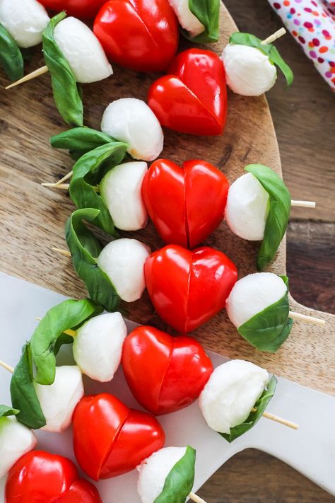 Make these adorable and delicious Heart Shaped Valentine's Caprese Skewers for Valentine's Day! Sliced grape tomatoes shaped into hearts are the star of this easy appetizer. Caprese Skewers, Decorações Com Comidas, Charcuterie Inspiration, Party Food Platters, Charcuterie Recipes, Easy Food Art, God Mat, Dandelion Recipes, Valentines Food