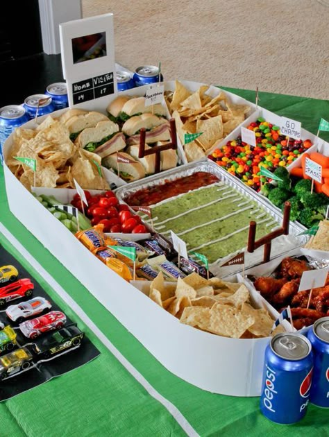 DIY SNACK STADIUM - Jehan Can Cook Diy Snack Stadium, Snack Stadium Diy, Football Party Food Appetizers, Super Bowl Snack Stadium, Snack Stadium, Sandwich Vegetarian, Football Party Foods, Nacho Bar, Football Snacks