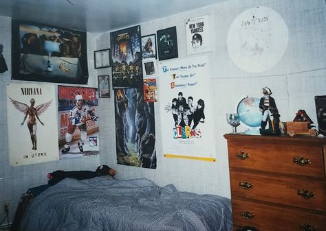 1990s Bedroom, 2000s Bedroom, Ideas Hogar, Room Goals, Older Brother, Pretty Room, Dream Room Inspiration, Bedroom Posters, Room Makeover Inspiration