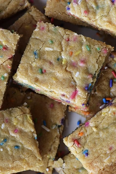 Birthday Cake Bars, Blondie Bites, Funfetti Blondies, Cowboy Cookie Recipe, Sweets Bar, Sprinkles Recipe, Work Recipes, Blondies Bars, Spring Treats