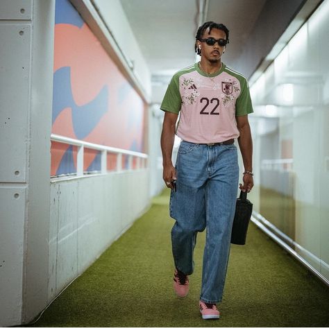 A look at the style of Jules Kounde, Barca’s most stylish player right now. Pink Shoes Outfit, Jules Kounde, Bloke Core, Football Jersey Outfit, Blue Jean Outfits, Football Fashion, Image Swag, Black Men Street Fashion, Men Street Fashion