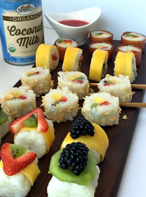 Channel your inner sushi chef and learn how to make gluten-free fruit sushi in this blog post. This is a GREAT dessert that will impress your guests! Gluten Free Sushi, Sushi Diy, Sweet Sushi, Banana Sushi, Fruit Sushi, Sushi Platte, Candy Sushi, Dessert Sushi, Sushi Roll Recipes