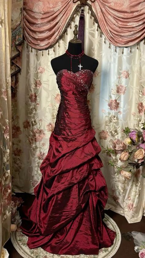 Red tube top shiny retro elegant long layered satin ball gown evening – girlhomeshops Ball Dresses Vintage, Dark Burgundy Prom Dress, Red Goth Dress Prom, Queen Of Hearts Prom Dress, Once Upon A Prom, Maroon Red Prom Dress, Dark Red Vintage Dress, Maskerade Dresses, Vintage Prom Outfits