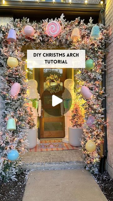 Garland Archway Christmas Outdoor, Chicken Wire Ornament Arch, Pvc Arch Diy Christmas, Door Arch Christmas Decor, Chicken Wire Christmas Garland, Chicken Wire Christmas Arch, Christmas Present Arch, Christmas Archway Outdoor Diy, Pvc Christmas Arch