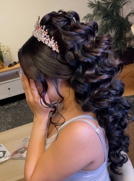 Quinceanera Hairstyles Side Part, Quinceanera Hairstyles Curly, Curly Hairstyles For Quinceanera, Quinceanera Hairstyles For Curly Hair, 15th Birthday Hairstyles, Half Up Half Down Quince Hair, Xv Hair, Quince Hair, Sweet 16 Hairstyles