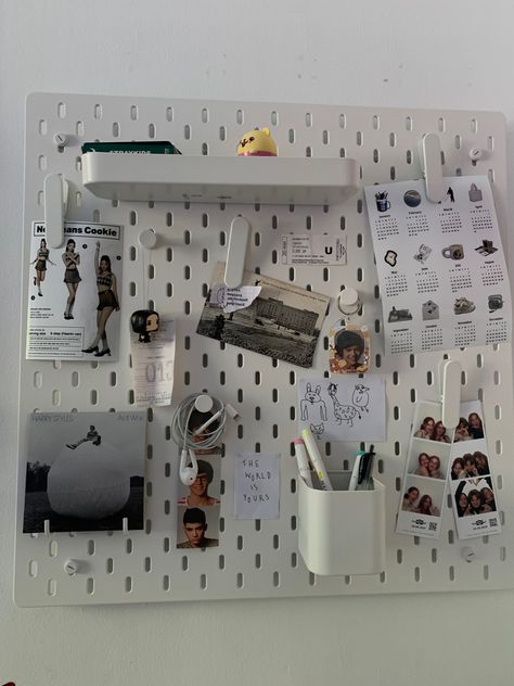 Pegboard Photo Display, Ikea Pinboard Ideas, Metal Pegboard Ideas, Pegboard Bedroom, Skadis Pegboard Ideas, Pegboard Ideas Aesthetic, Aesthetic Pegboard, Peg Board Inspo, Pinboard Ideas Aesthetic