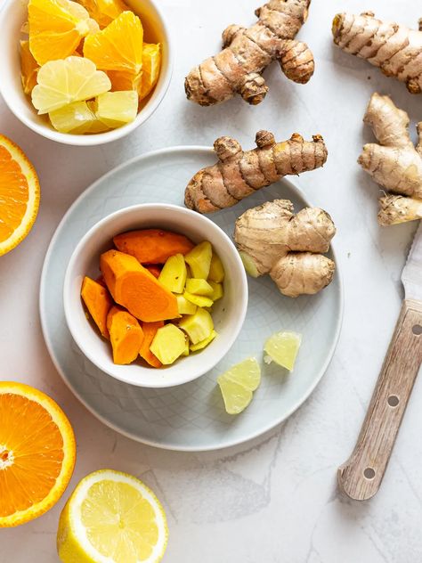 Healthy Lemon Ginger Turmeric Shot (No Juicier) | Foodaciously Lemon Ginger Turmeric, Fresh Turmeric Root, Turmeric Juice, Turmeric Shots, Anti Inflammation Recipes, Oat Smoothie, Ginger Shot, Wellness Shots, Fresh Turmeric