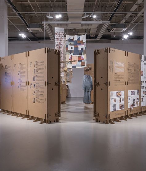 Cardboard Exhibition, Exhibition Space Design, Industrial Exhibition, Museum Ideas, Concrete Column, Construction Waste, Exhibit Design, Exhibition Display, Corrugated Cardboard