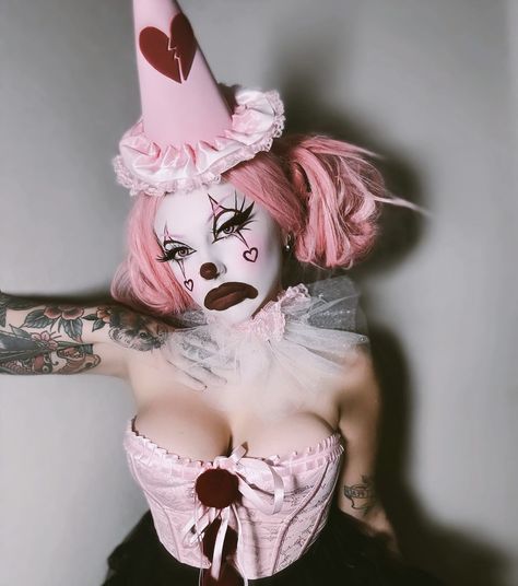 Woman’s Clown Costume, Womens Scary Clown Costume, Gory Clown Halloween Makeup, Pink Clown Halloween Costume, Diy Halloween Costumes Clown, Pennywise Cosplay Female, Pink Clown Costume Halloween, Clown Costume Black Women, Clown Women Makeup