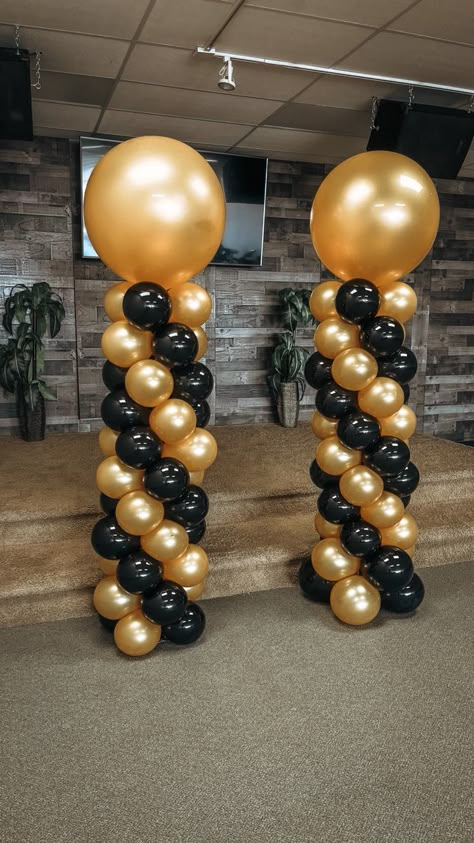 Graduation Party Ideas Decorations Black And Gold, Black And Gold Gala Centerpieces, Black And Gold Backdrop Ideas Birthday, 21st Black And Gold Theme, Black And Gold Pool Party, Gold And Black Balloons Decoration, Black Gold And Cream Party Decorations, Black And Gold Balloon Decor, Black And Gold Graduation Party Ideas Decoration